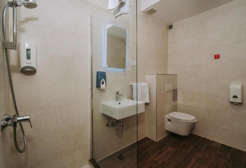 バルコニー付きスタンダードルーム, Sliško