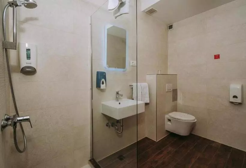Habitación Estándar con Balcón, Sliško