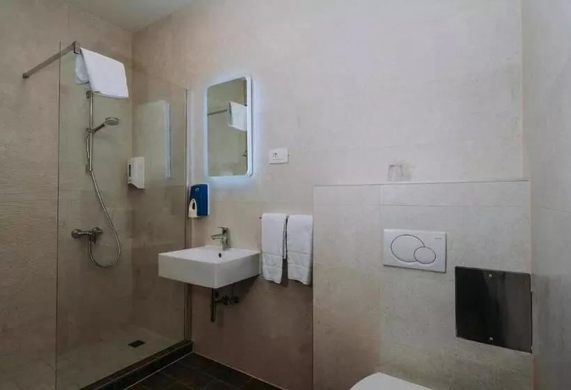 Habitación Estándar con Balcón, Sliško