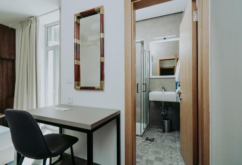 バルコニー付きスタンダードルーム, Sliško