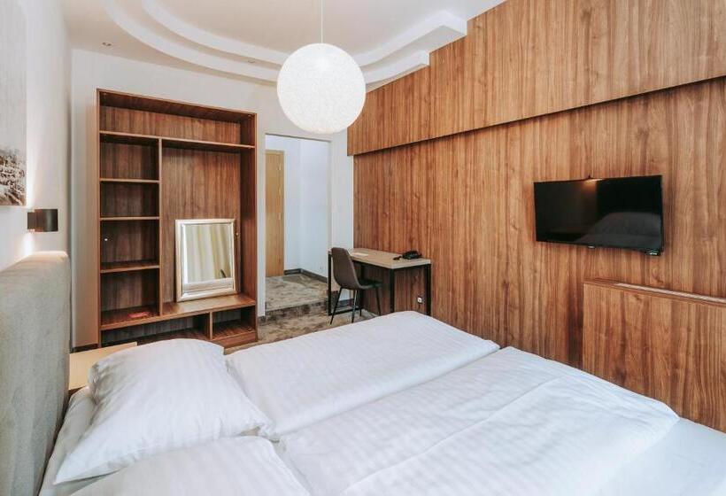 バルコニー付きスタンダードルーム, Sliško