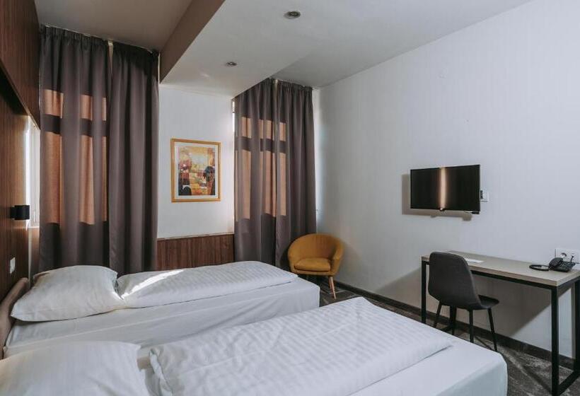 スタンダードルーム, Sliško