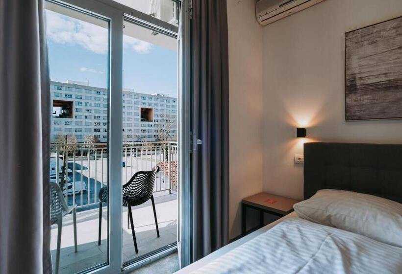 バルコニー付きスタンダードルーム, Sliško