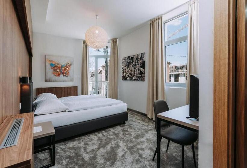 バルコニー付きスタンダードルーム, Sliško