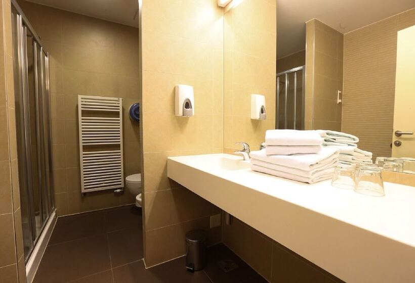 コンフォートトリプルルーム, Sliško