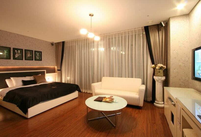 Habitació Deluxe, Wiz