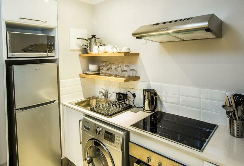 スタンダードスタジオ, Max Executive Apartments