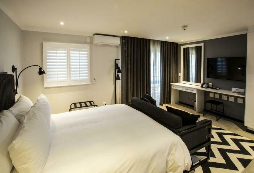 スタンダードスタジオ, Max Executive Apartments