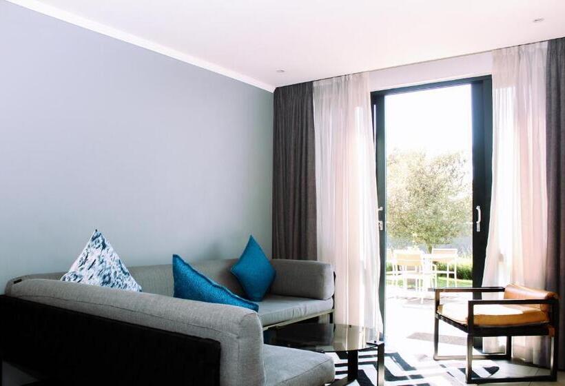 דירת שלושה חדרים, Max Executive Apartments