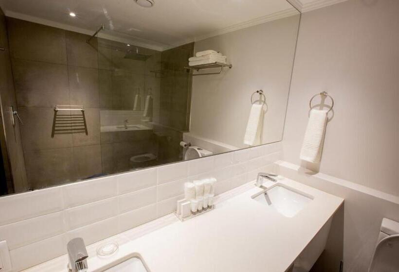 דירת שלושה חדרים, Max Executive Apartments