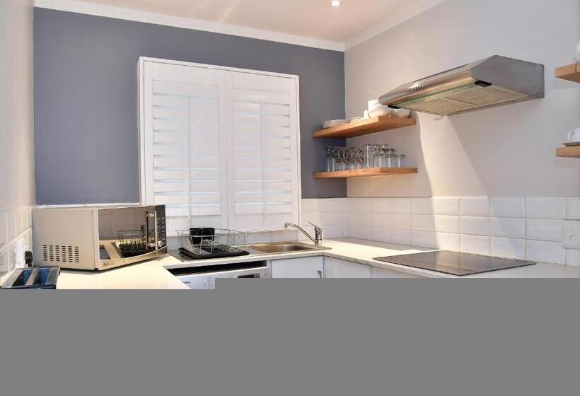 דירת שלושה חדרים, Max Executive Apartments