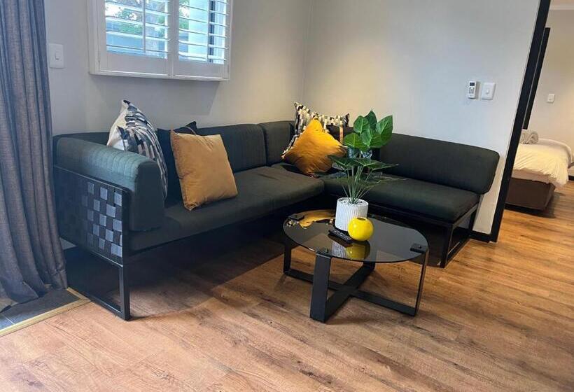 דירת 2 חדרי שינה עם נוף לגינה, Max Executive Apartments
