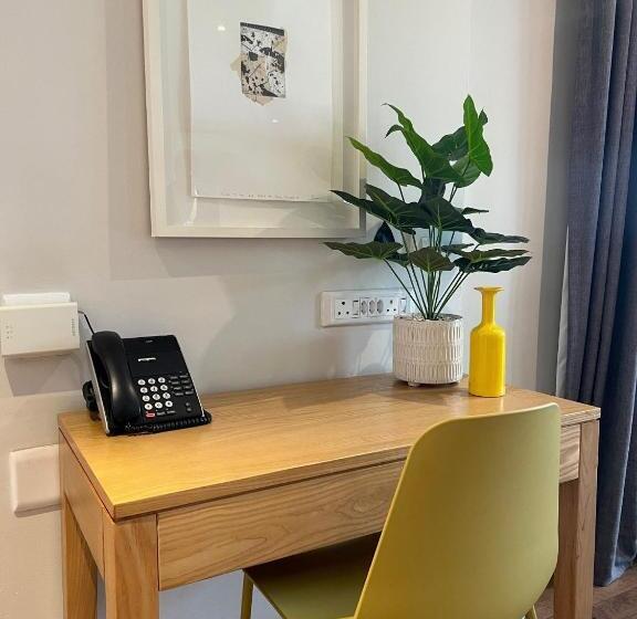 דירת 2 חדרי שינה עם נוף לגינה, Max Executive Apartments