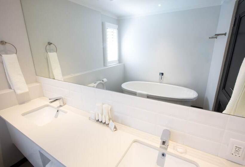 דירת שלושה חדרים, Max Executive Apartments