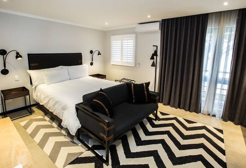 スタンダードスタジオ, Max Executive Apartments