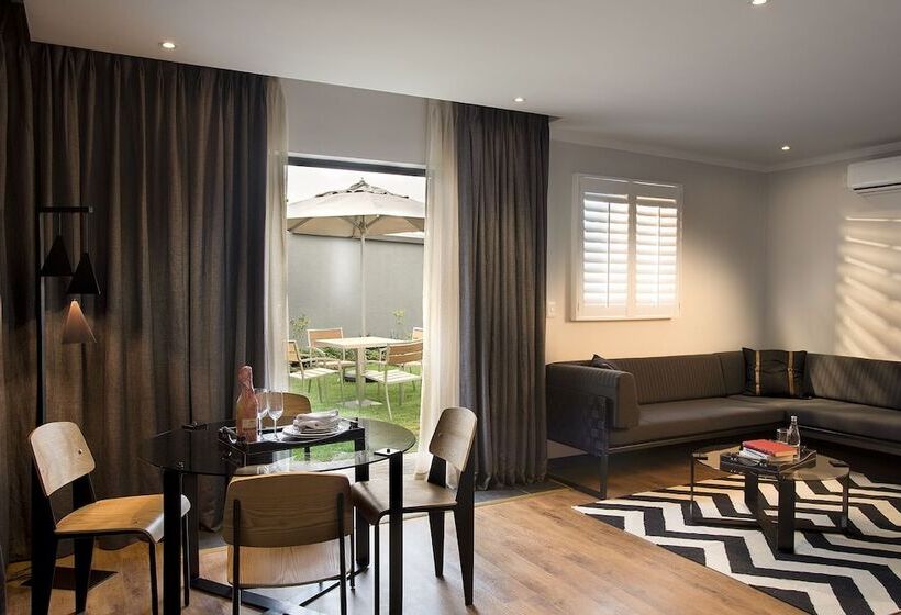 דירת שני חדרים, Max Executive Apartments