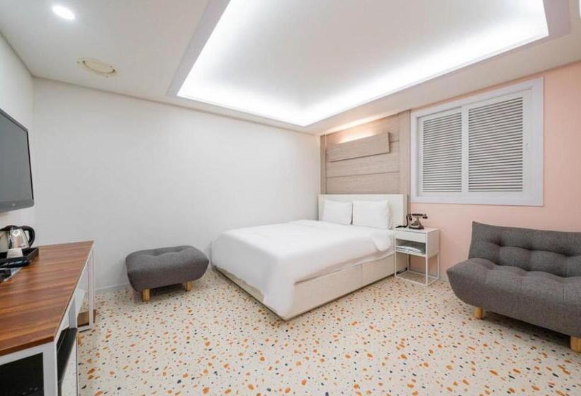 Номер Deluxe, Rex