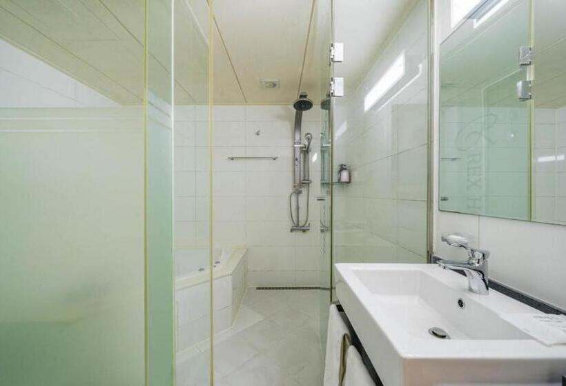 Номер Deluxe, Rex