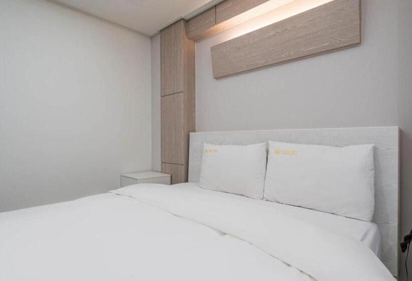 Номер Deluxe, Rex