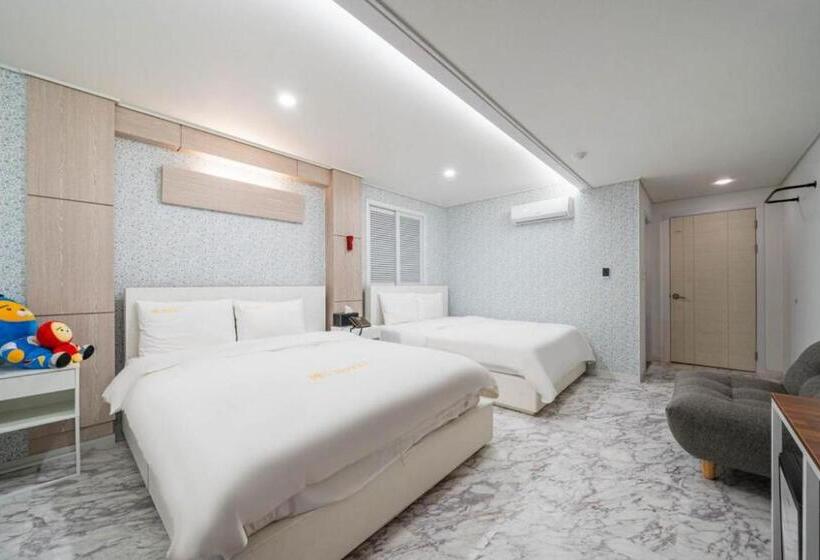 Номер Deluxe, Rex