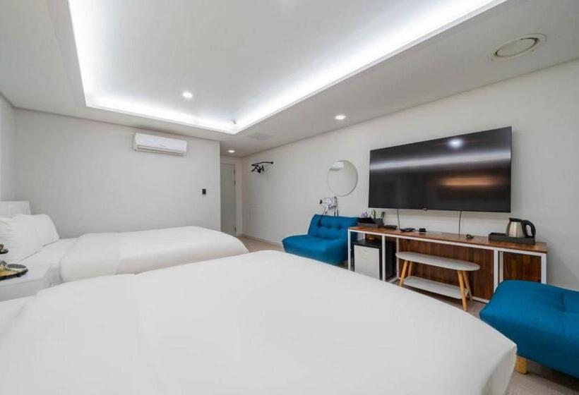 Номер Deluxe, Rex