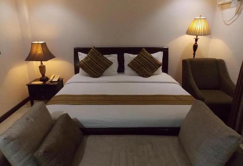 سوییت لوکس, The Suites At Calle Nueva