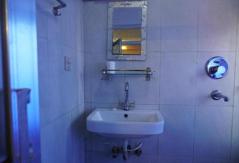 اتاق لوکس, Travelers Home