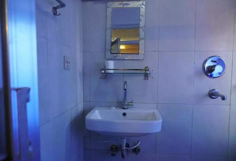 اتاق لوکس, Travelers Home