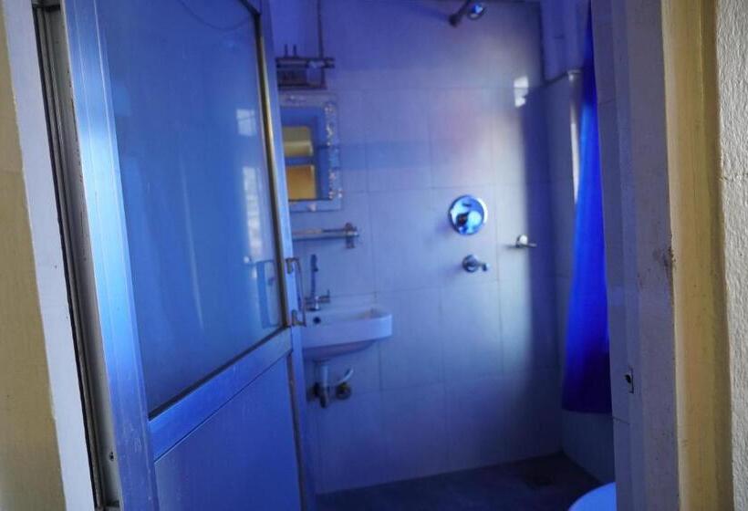 اتاق لوکس, Travelers Home