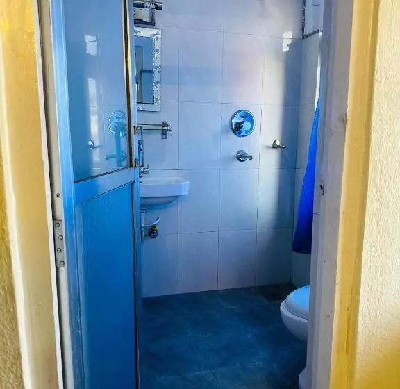 اتاق لوکس, Travelers Home