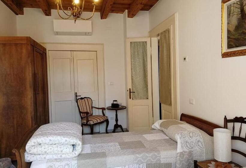 经典四人房间, Domus Iulii