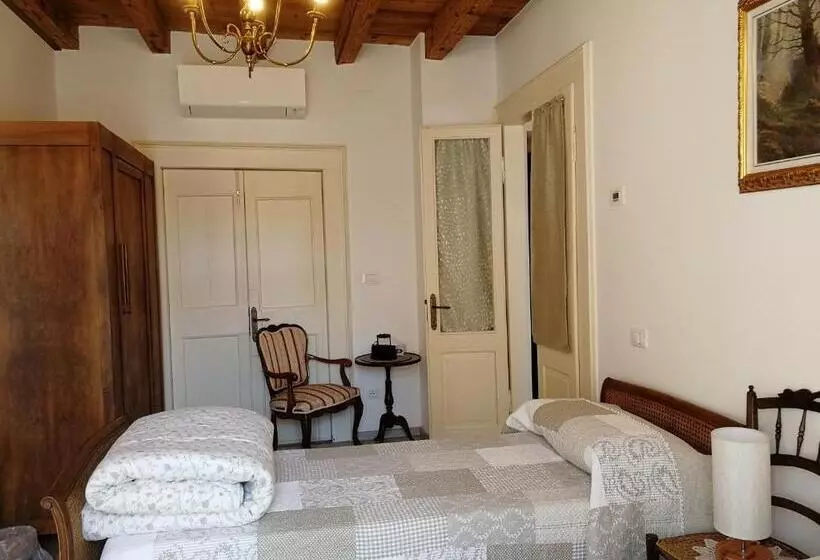 اتاق کلاسیک چهارنفره, Domus Iulii