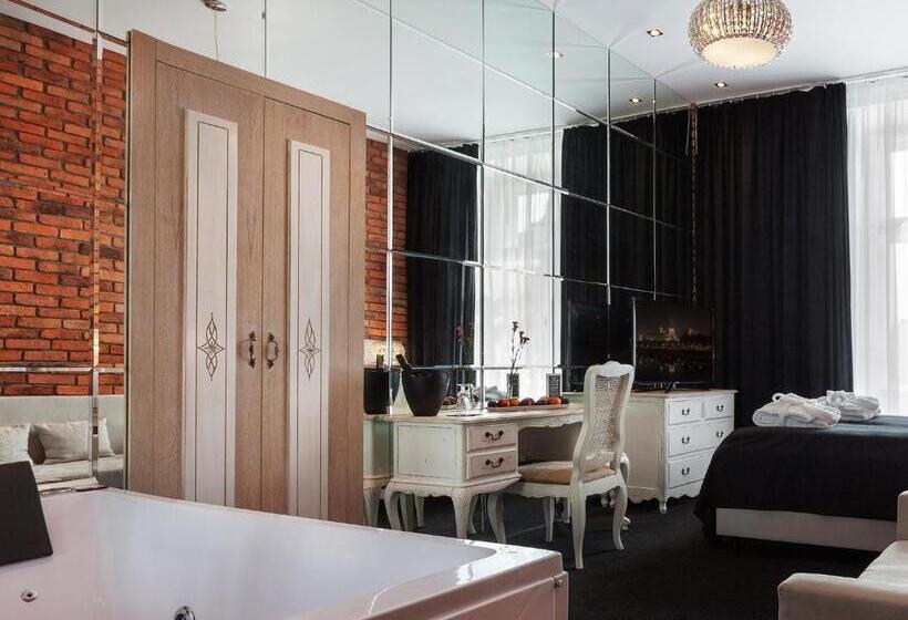 سوئیت جونیور با چشم‌انداز, Betmanowska Main Square Residence Adults Only