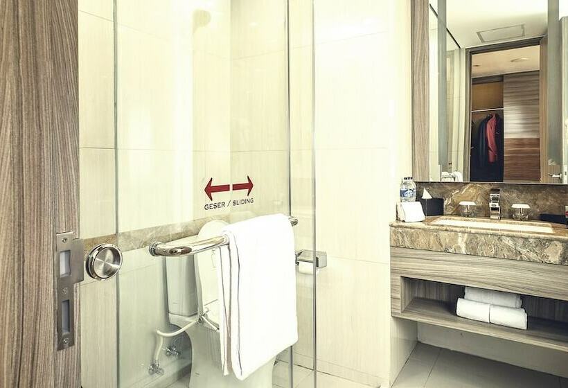 Deluxe Room, Grandhika Iskandarsyah