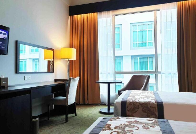 غرفة قياسية مطلّة علي حمام السباحة, Pan Borneo Hotel Kota Kinabalu