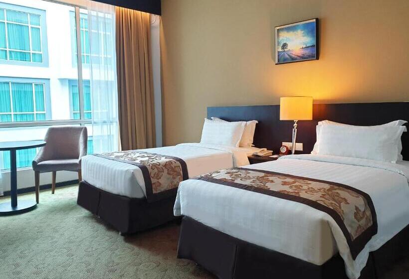 غرفة قياسية مطلّة علي حمام السباحة, Pan Borneo Hotel Kota Kinabalu