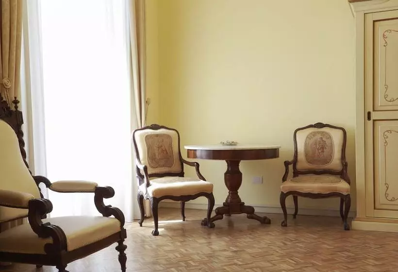 Suit Deluxe, Personè Palace