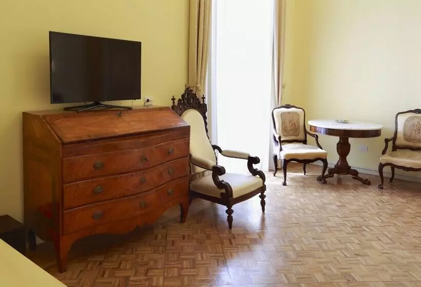 Suit Deluxe, Personè Palace