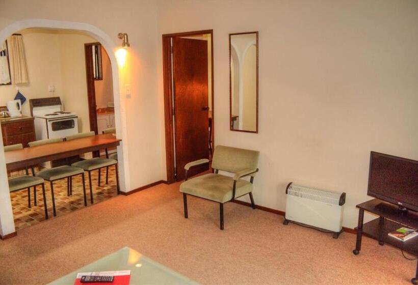 דירת שני חדרים, Riverside Motel