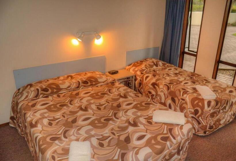 דירת שני חדרים, Riverside Motel