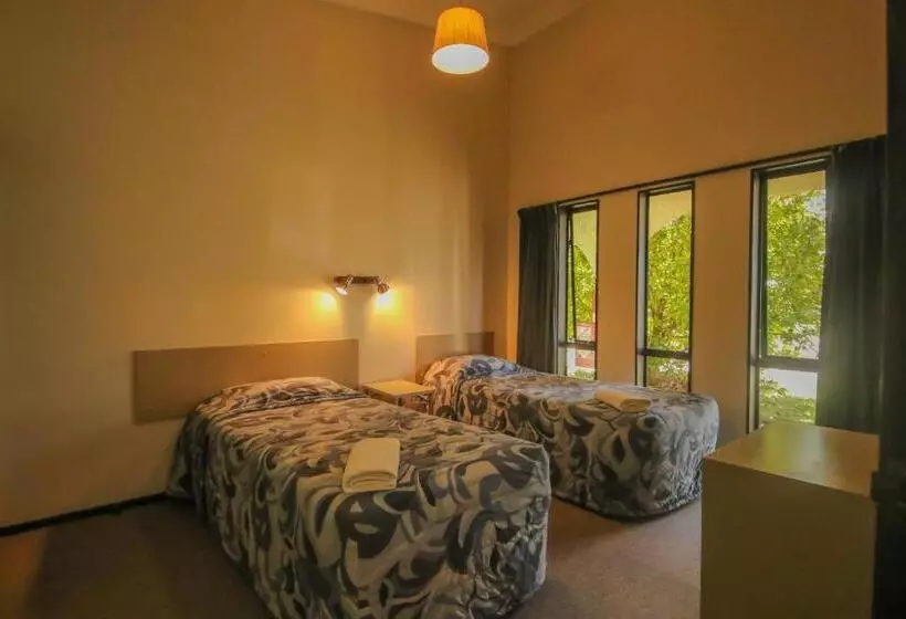 آپارتمان خانوادگی, Riverside Motel