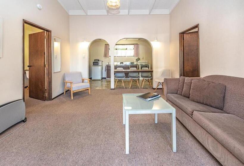 דירת שני חדרים, Riverside Motel