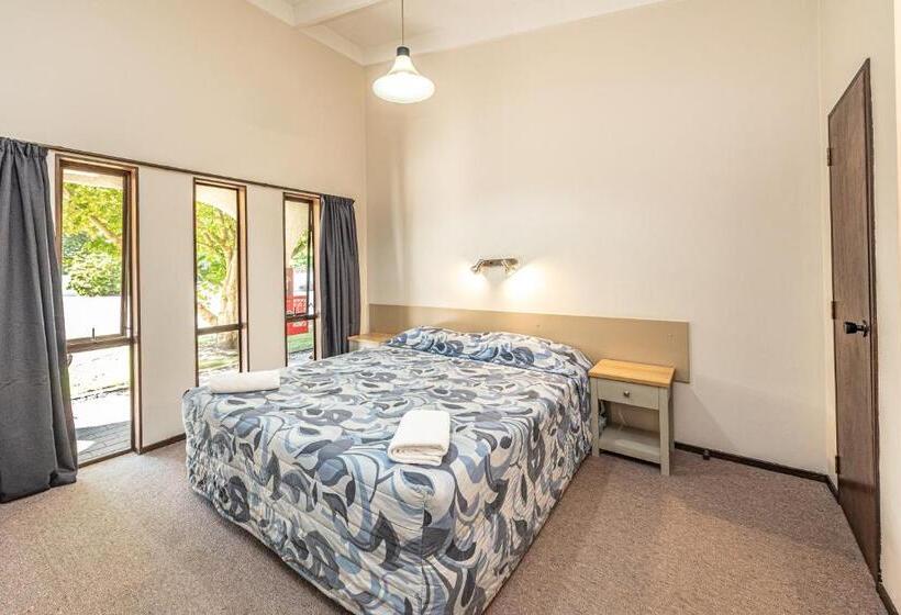 דירת שני חדרים, Riverside Motel