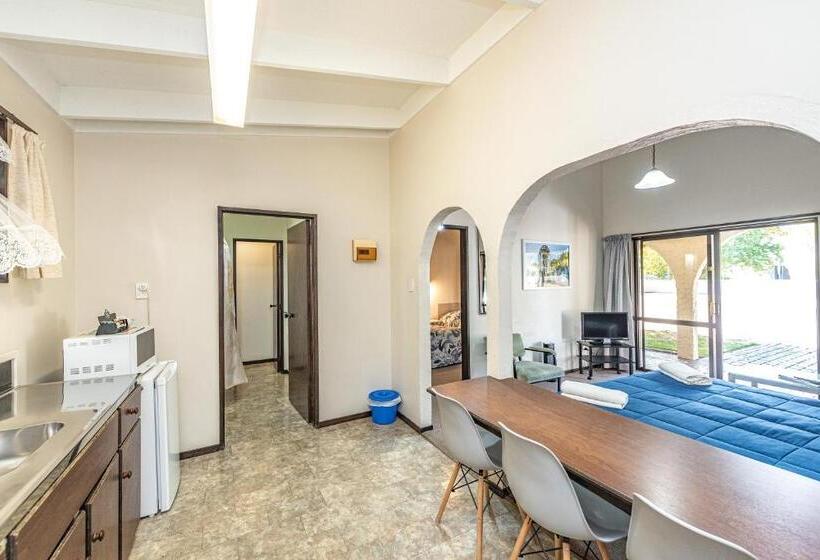 דירת משפחה, Riverside Motel