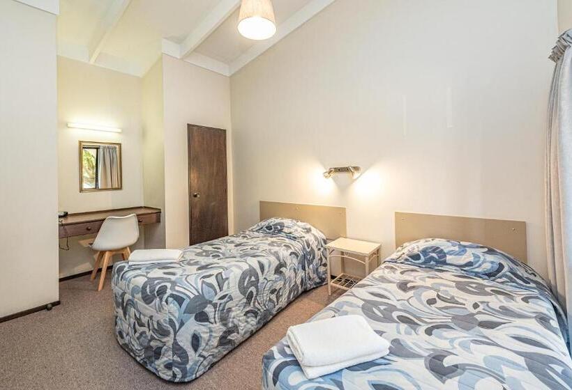 דירת משפחה, Riverside Motel