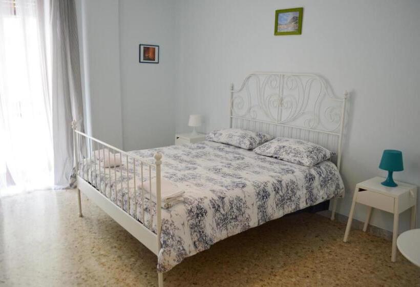 חדר דלוקס עם מרפסת, Olive Tree   Hostel