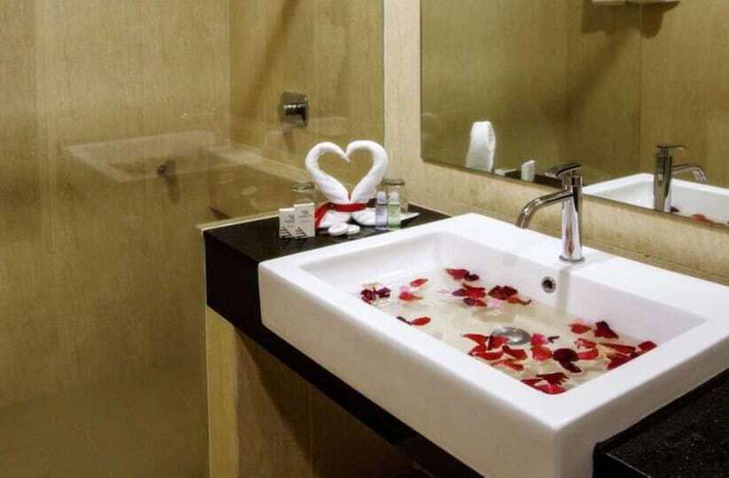 豪华三人间, Cathayana