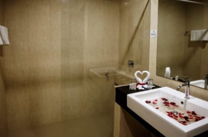 豪华三人间, Cathayana