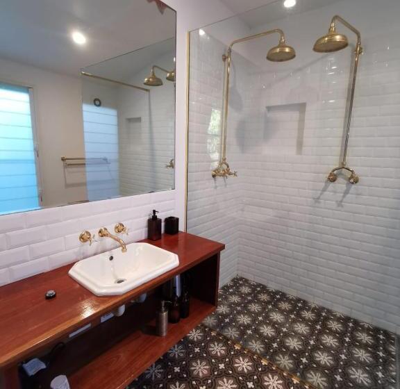 اتاق لوکس, Arcadia House