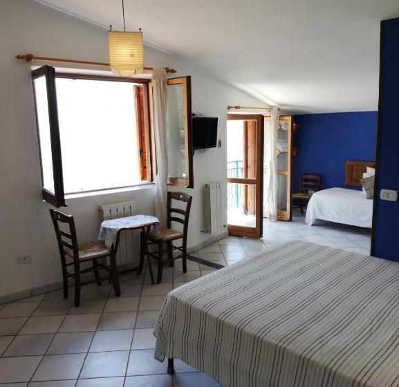 חדר סופריור לשלושה עם נוף לים, La Casa Sul Blu Albergo Diffuso